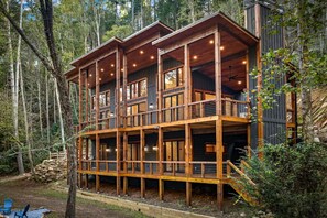 Eine mehrstöckige Holzhütte mit mehreren Balkonen und großen Fenstern.
