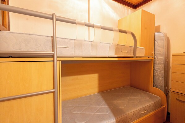 A bunk bed with a mattress and a pull-out lower bunk. - Appartamento Fonte Eremita (Roccaraso)