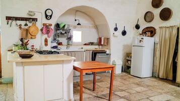 Full-sized fridge, oven, stovetop, dishwasher