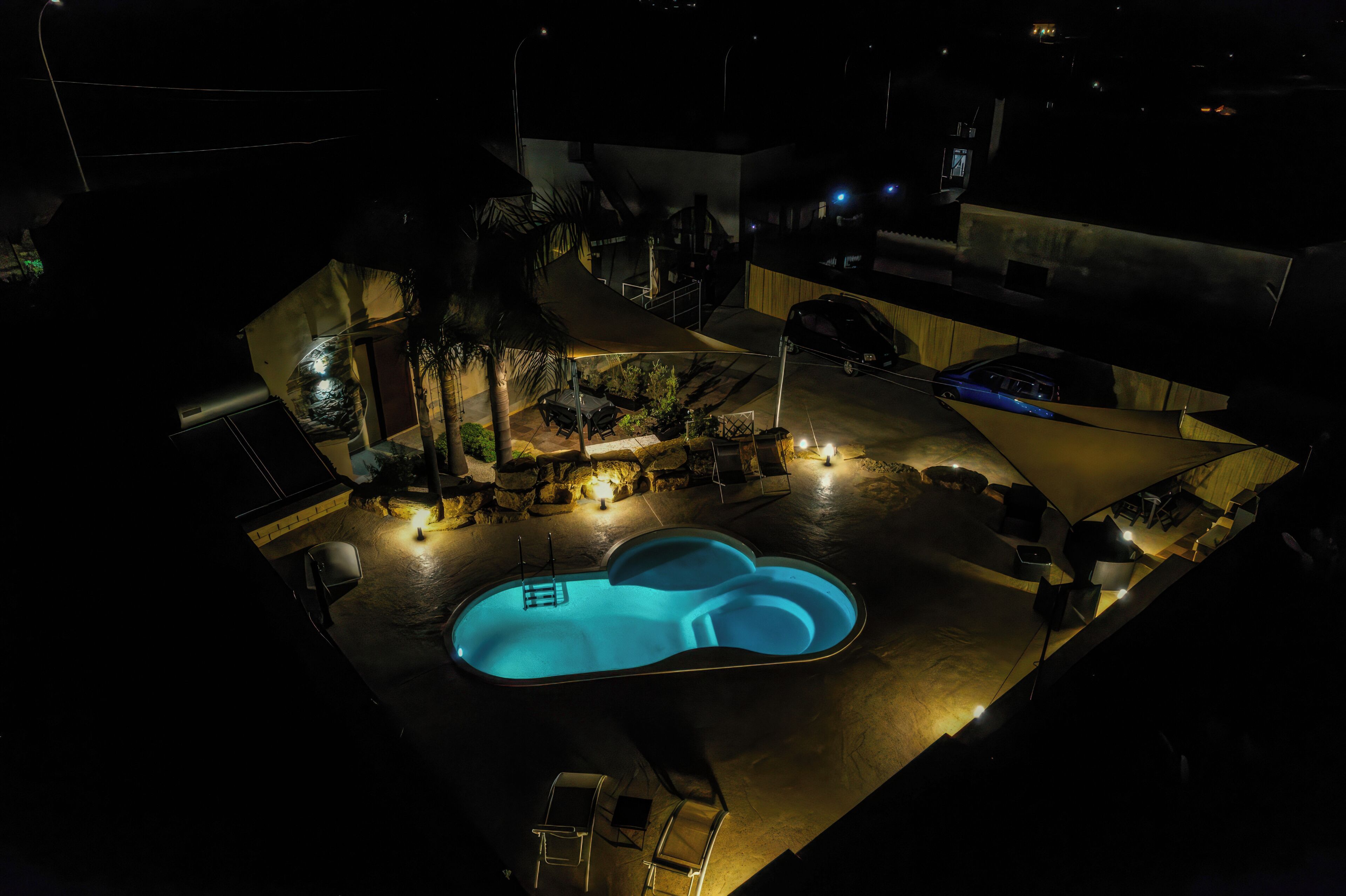 Una piscina al aire libre de temporada
