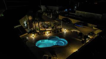 Una piscina al aire libre de temporada