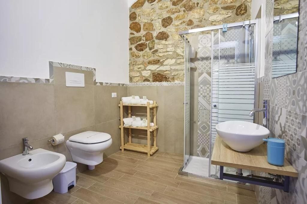 Deluxe Apartment | Bathroom