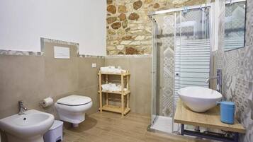 Deluxe Apartment | Bathroom