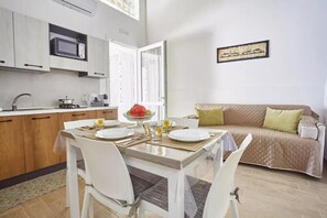 Appartamento Deluxe | Cucina privata | Frigorifero con congelatore, microonde, piano cottura