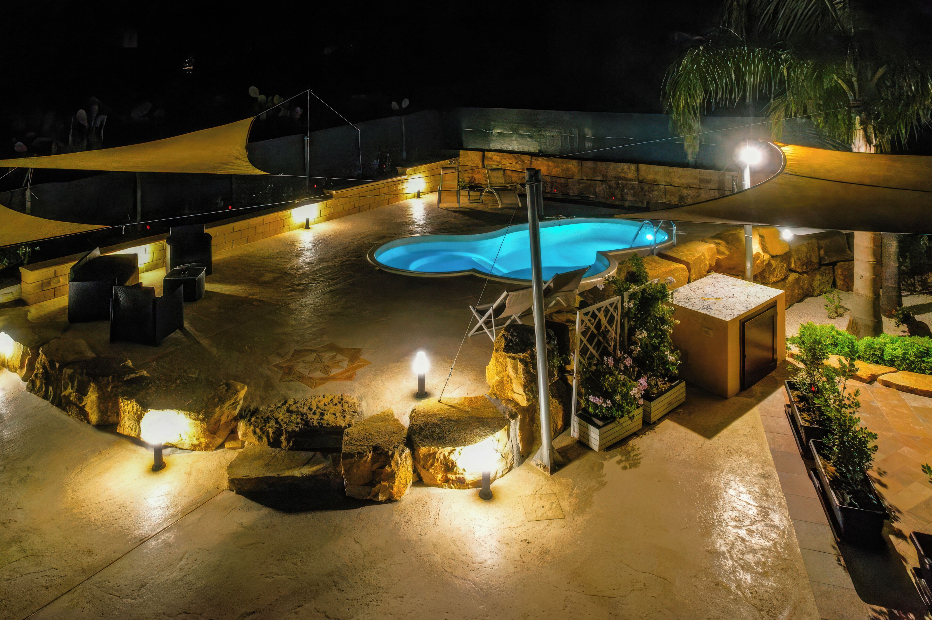 Una piscina al aire libre de temporada