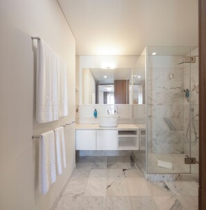 Superior Studio | Bathroom | Shower, hair dryer, towels, soap - LSA Avenida by Numa (Lisbon)