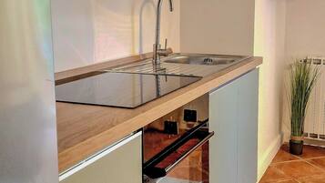 Een koelkast/vriezer, een oven, een kookplaat