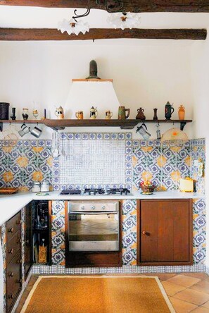 Full-size fridge, oven, stovetop, dishwasher - Villa Giulia (Pozzuoli)