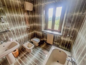 Deluxe Apartment | Bathroom