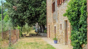 A stone building with a narrow pathway leading to a door. - Podere tra gli Ulivi (Parrano)