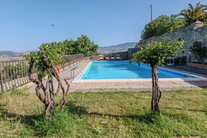 Una piscina al aire libre de temporada