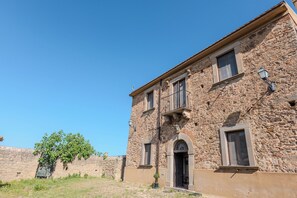 Vista frontal de la propiedad