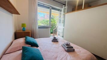 1 bedroom, bed sheets