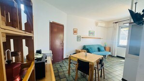 A compact living space with a kitchenette, a dining area, and a sofa. - GRAZIELLA - Fronte Mare in Centro con terrazza (Marina di Andora)