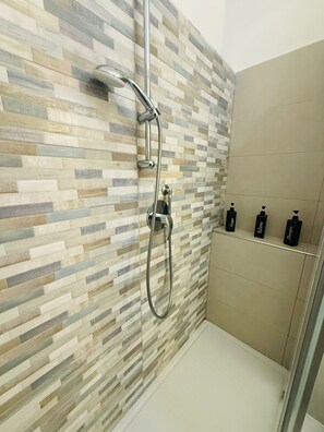 Dusche, Haartrockner, Bidet, Handtücher