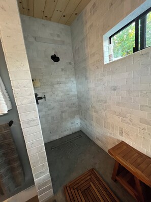 Hair dryer, towels, soap, toilet paper - Amazing 1-bedroom house in charming Carmel Valley perfect for relaxing (Carmel Valley)