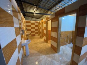 Regadera, toallas, jabón, papel de baño 