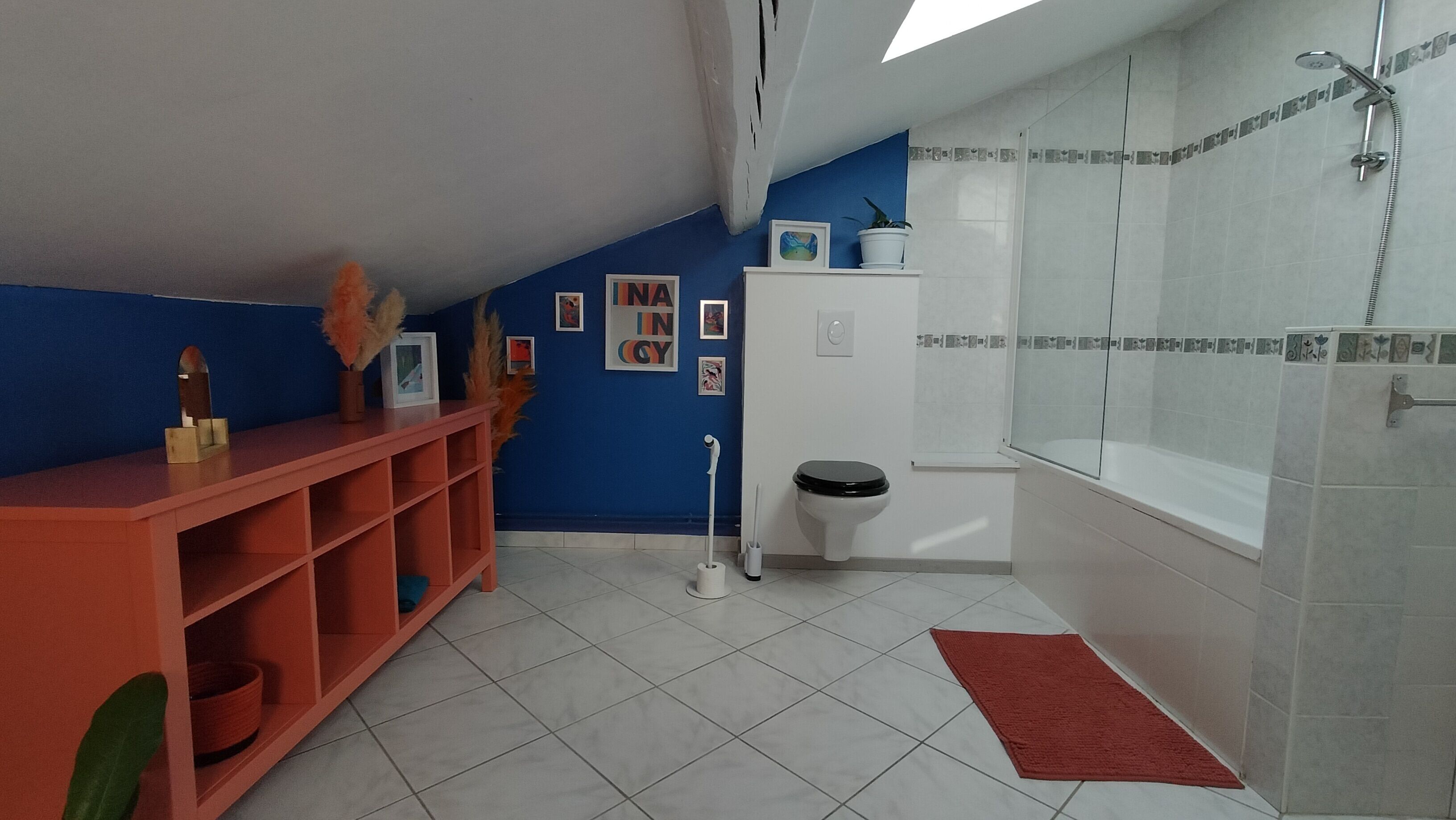 Sèche-cheveux, serviettes fournies, savon, papier toilette