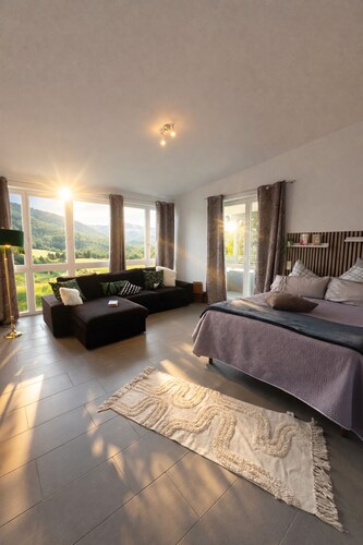 Große neue ebenerdige Wohnung mit Bergblick