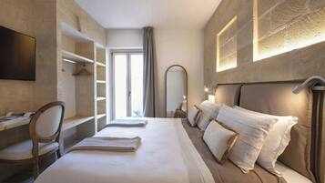 In-room safe, desk, free WiFi