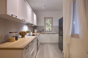 Elite Villa, 4 Bedrooms, Private Pool | Private kitchen | Full-size fridge, microwave, oven, stovetop - Gattarella - Ville al mare (Vieste)