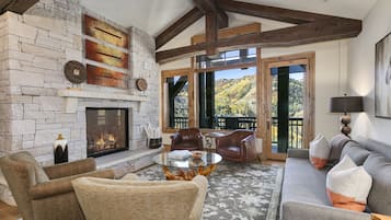 Een televisie, een open haard en boeken