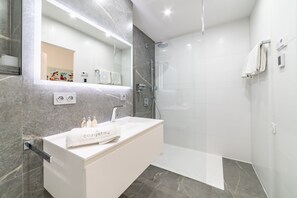 Shower, hair dryer - KEM15 Apartment with sea view  Residence with swimming pool (Cannes-la-Bocca)
