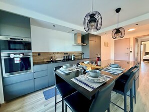 Private kitchen - Le Mistral - Elegant apartment with sea view! (Le Grau-du-Roi)