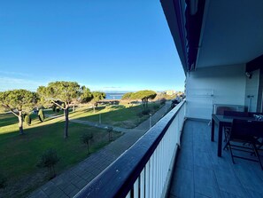 Outdoor dining - Le Mistral - Elegant apartment with sea view! (Le Grau-du-Roi)