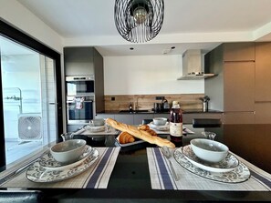 Private kitchen - Le Mistral - Elegant apartment with sea view! (Le Grau-du-Roi)