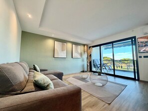 Living area - Le Mistral - Elegant apartment with sea view! (Le Grau-du-Roi)