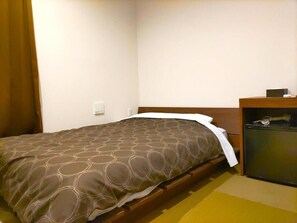 Double Room, Courtyard View | Soundproofing, iron/ironing board, free WiFi - PREMIUM TOJI (Kyoto)