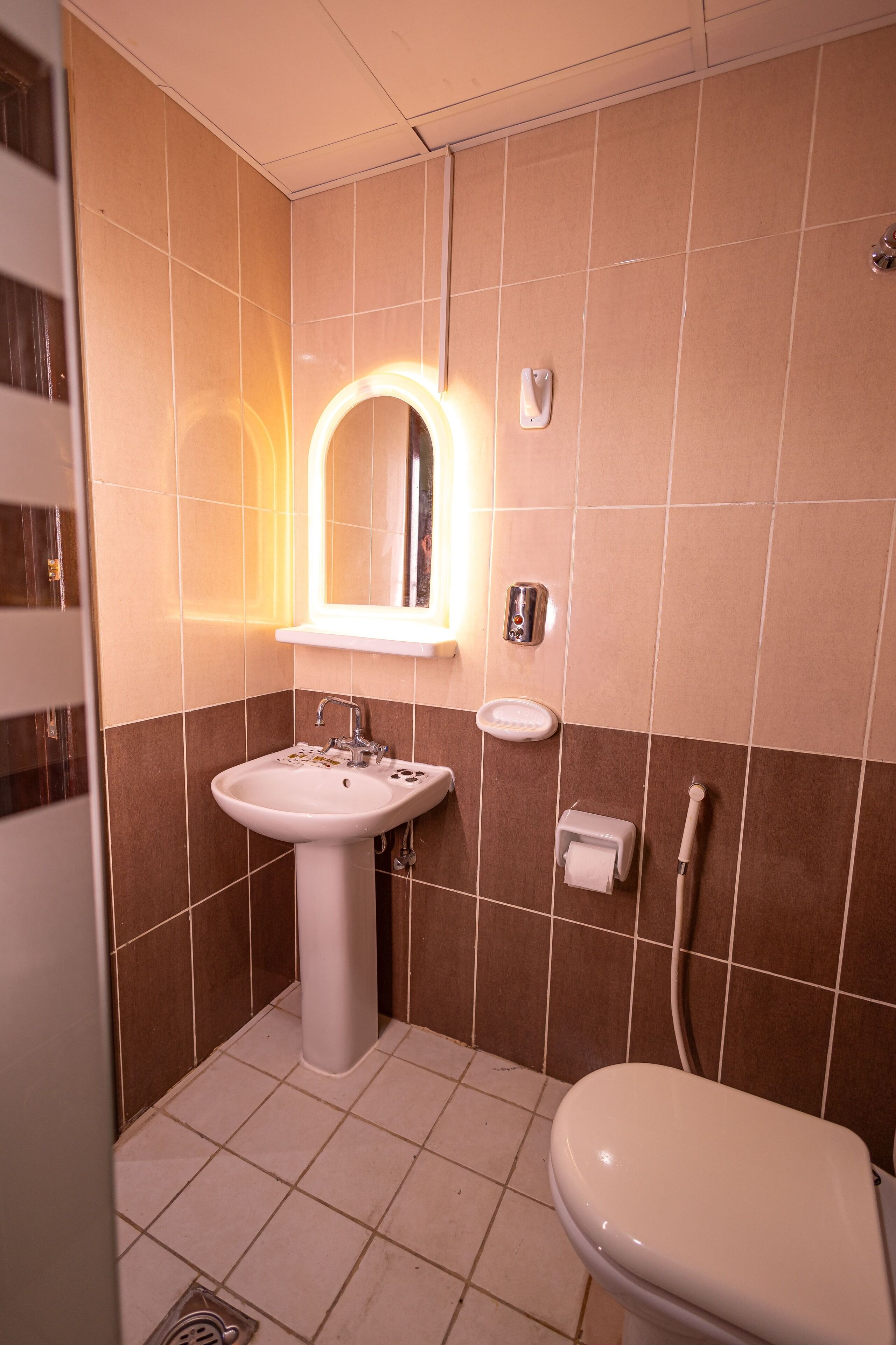 Tina y regadera independientes, secadora de cabello, toallas, jabón 