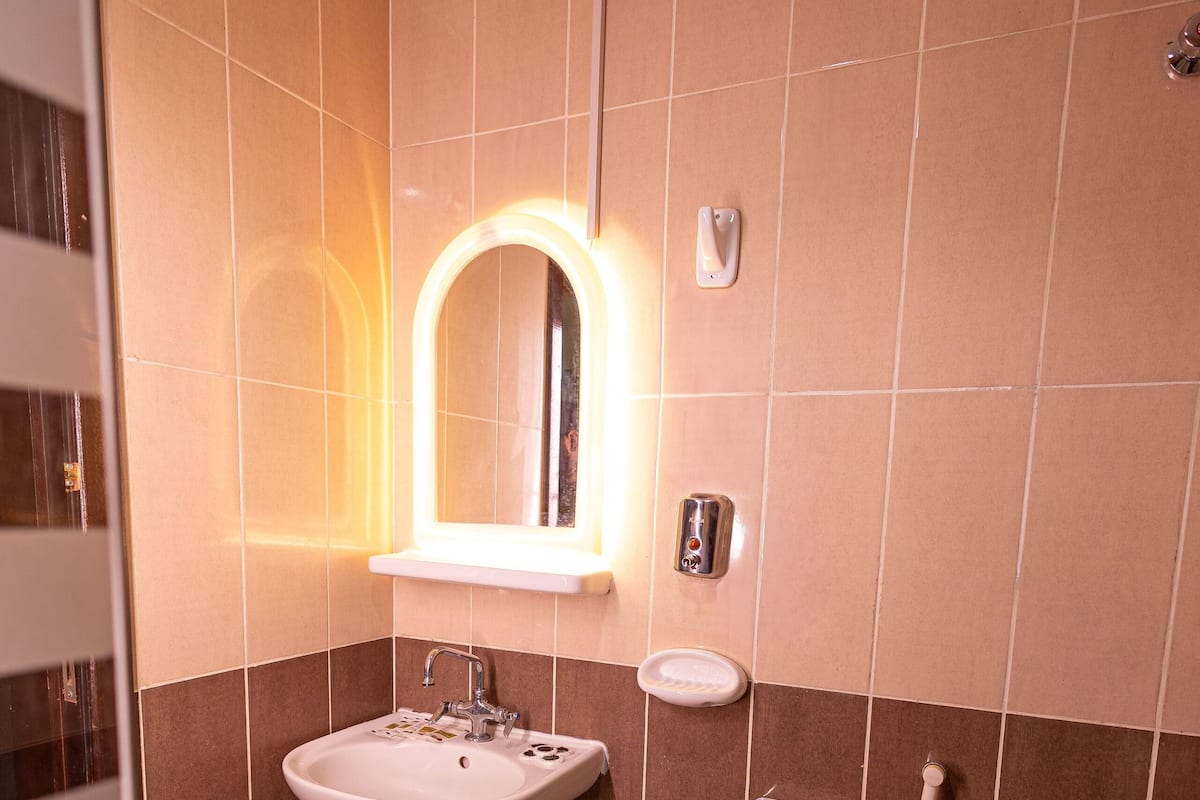 Tina y regadera independientes, secadora de cabello, toallas, jabón