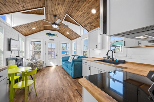 Pet-Friendly Tiny Home Near Beach & Marinas