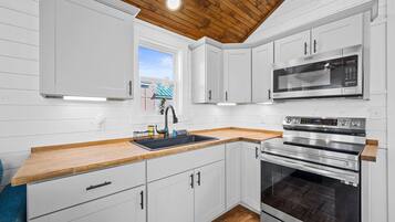 Jääkaappi, mikroaaltouuni, uuni, liesi