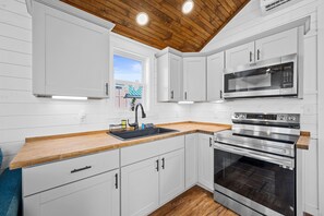 Jääkaappi, mikroaaltouuni, uuni, liesi