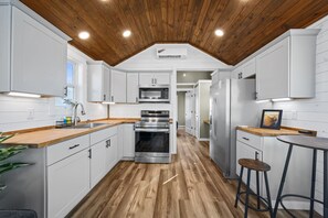 Frigorifero, microonde, forno, piano cottura