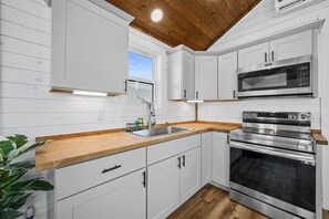 Fridge, microwave, oven, stovetop - Tiny Home Getaway Grill, Pets & Boat Parking (Rockport)
