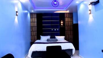 Economy-huone, parveke, kaupunkinäköala | Työpöytä, kannettavalle tietokoneelle sopiva työtila, pimennysverhot