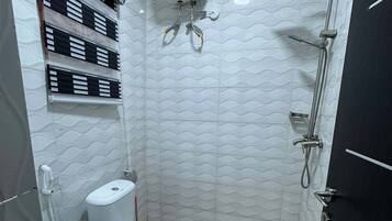 Economy-huone, parveke, kaupunkinäköala | Kylpyhuone | Ilmaiset hygieniatuotteet, pyyhkeet, saippua, sampoo