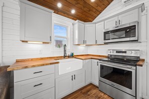 Frigorifero, microonde, forno, piano cottura