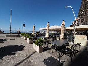 Outdoor dining - Triple room 5 minutes from Castel dell'Ovo (Napoli)
