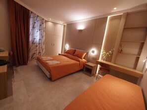 Room - Triple room 5 minutes from Castel dell'Ovo (Napoli)