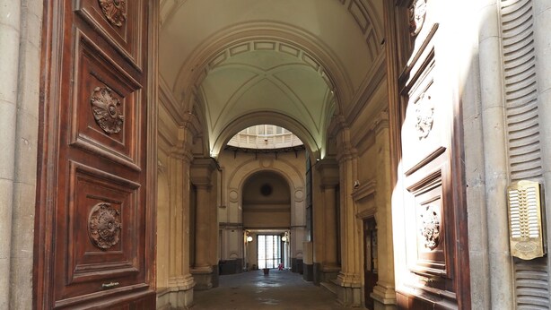 A grand hallway with high ceilings and ornate wooden doors. - Triple room 5 minutes from Castel dell'Ovo (Napoli)