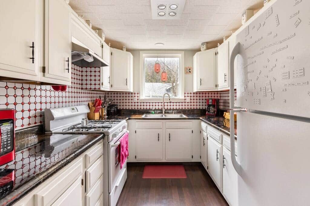 冷蔵庫、電子レンジ、オーブン、コンロ