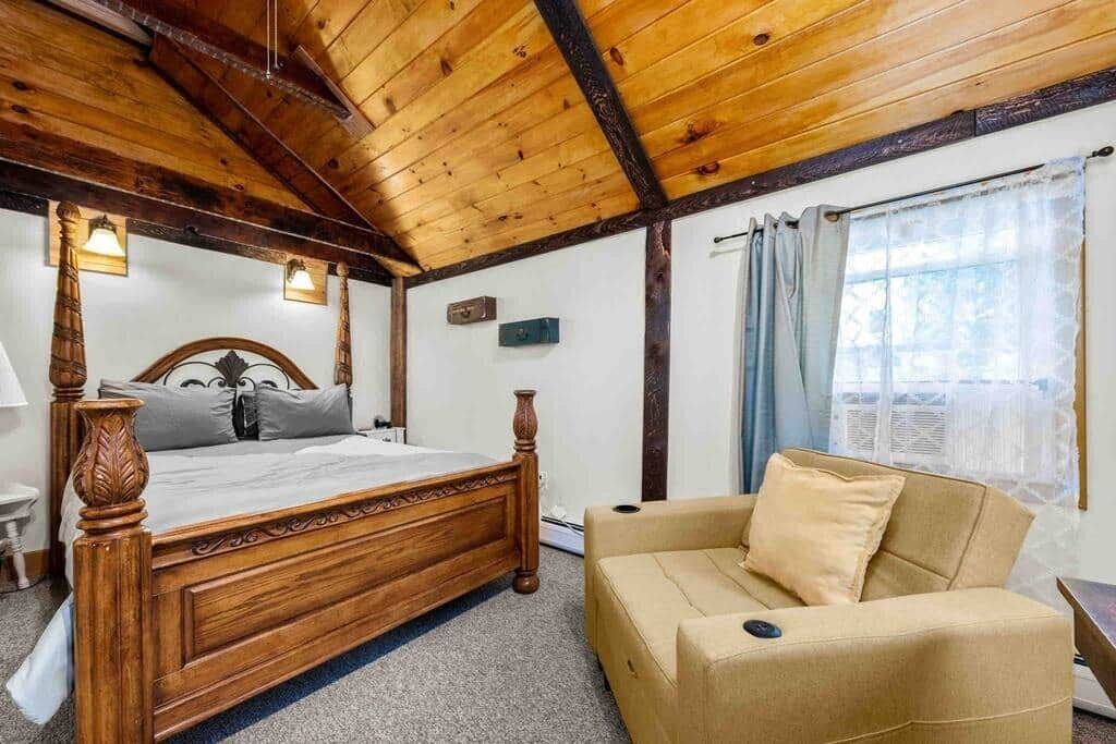 Een strijkplank/strijkijzer, wifi, beddengoed