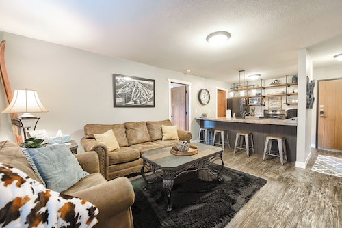 2 Bedroom Condo in Charming Lead