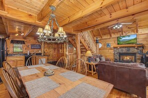 Dining - 2 Bedrooms Game Room Hot Tub Dog Friendly (Pigeon Forge)