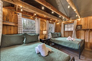 Bed sheets - Private 10+ Acre Retreat | Hot Tub, Pond, Bunk House, and Peaceful Escape Near P (Sevierville)